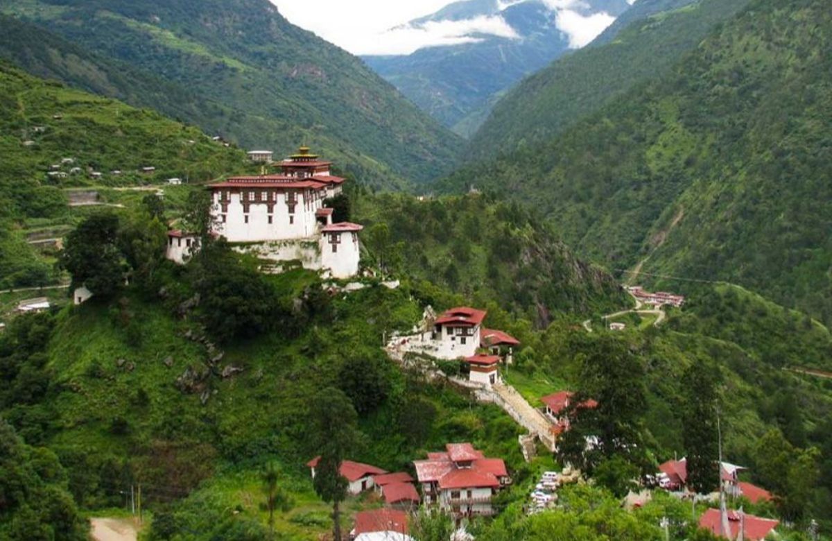 Lhuentse Dzong above the Kuri Chhu