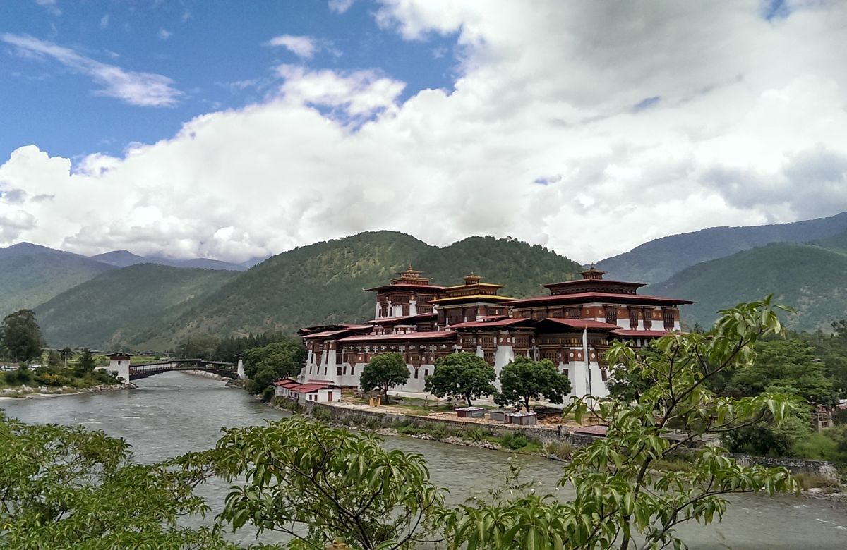 Punakha Dzong beside the Mo Chhu river