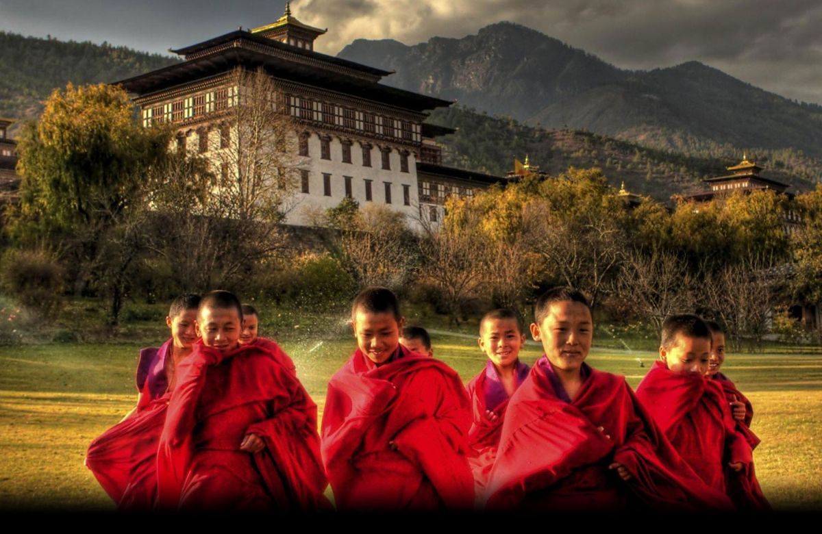 Young monks below Trongsa Dzong
